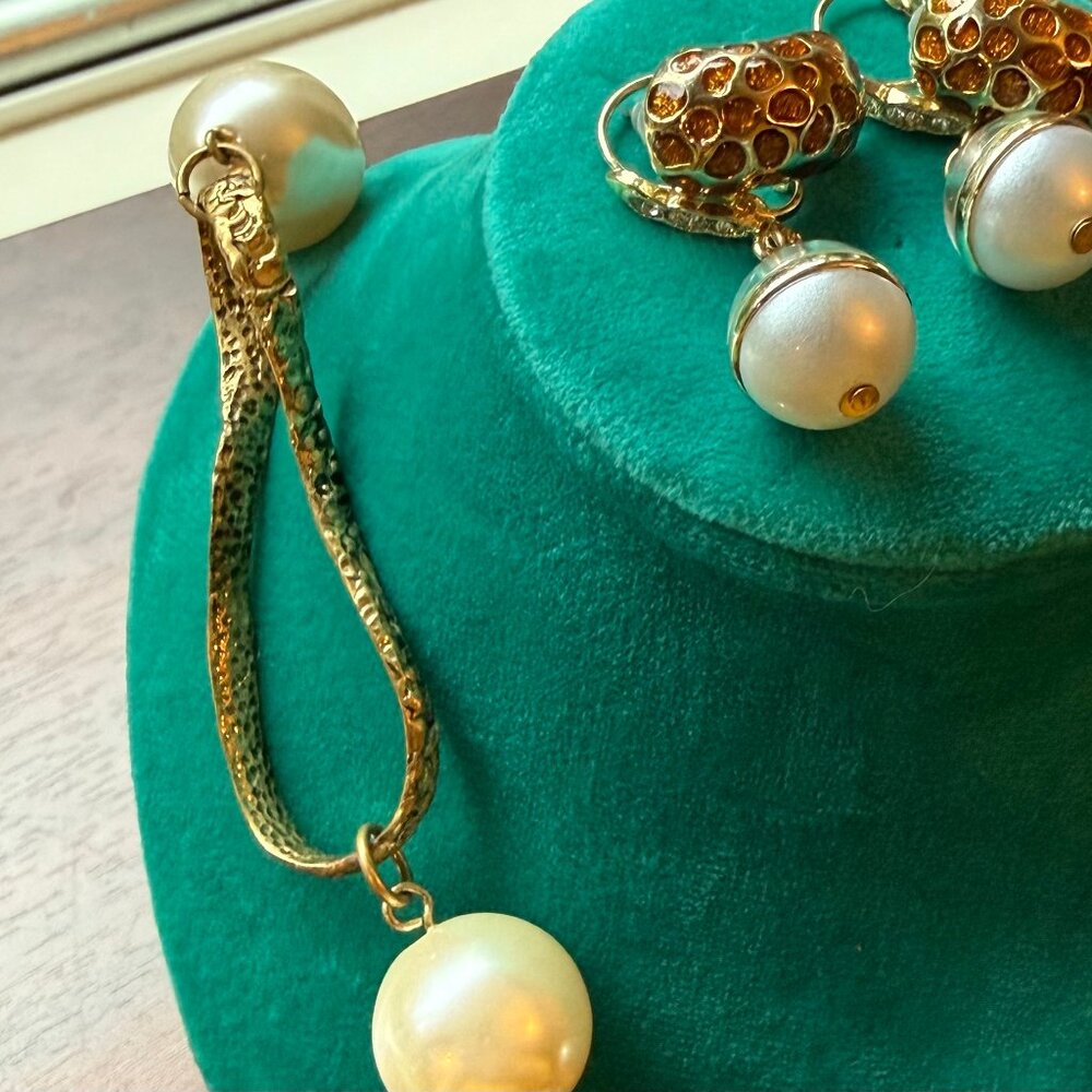 Vintage Y2K Chico's Abstract Gold Tone and Faux Pearl Necklace + Bonus Earrings - Picture 2 of 4
